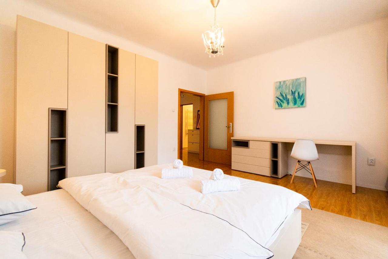 Ardor Apt - Bright And Secluded Apartment In The Heart Of Old Town Brasov Ngoại thất bức ảnh